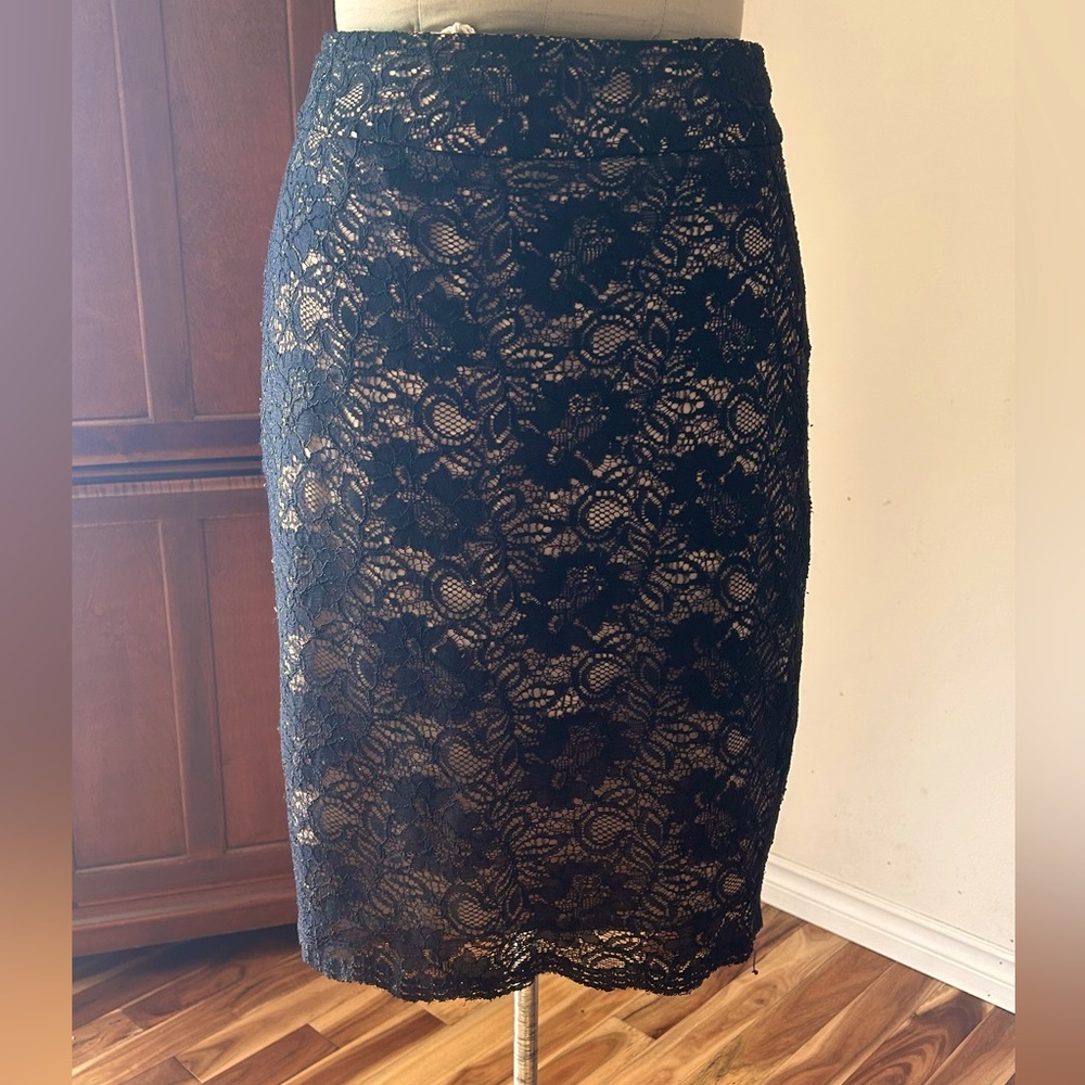 Lace lined pencil skirt. Banana Republic Black lace with beige lining. EUC Sz 6